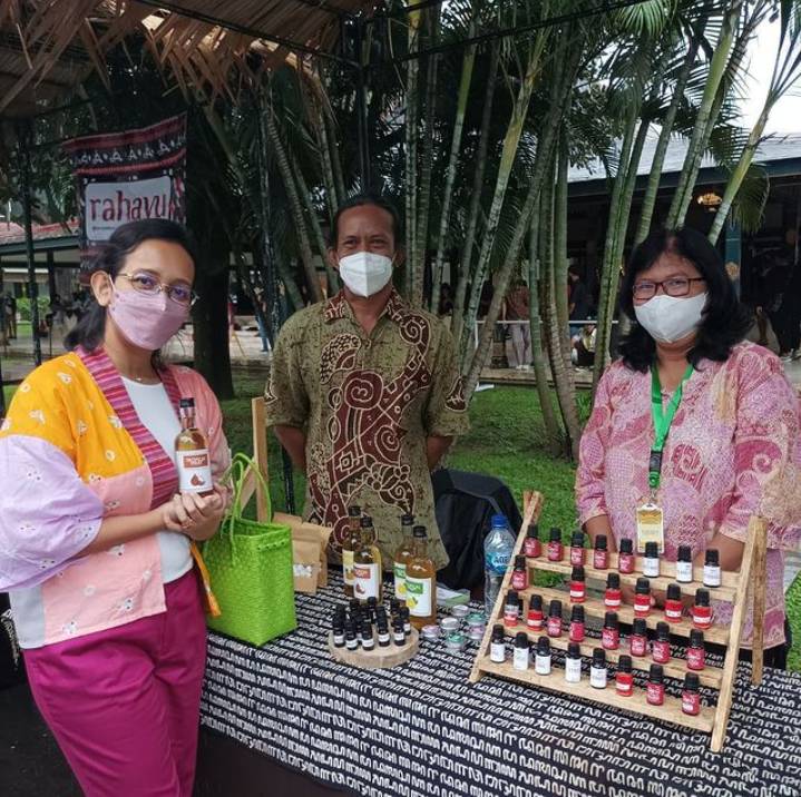 Giriwangi Essential Oil bersama GKR Bendara (instagram.com/giriwangijogja)