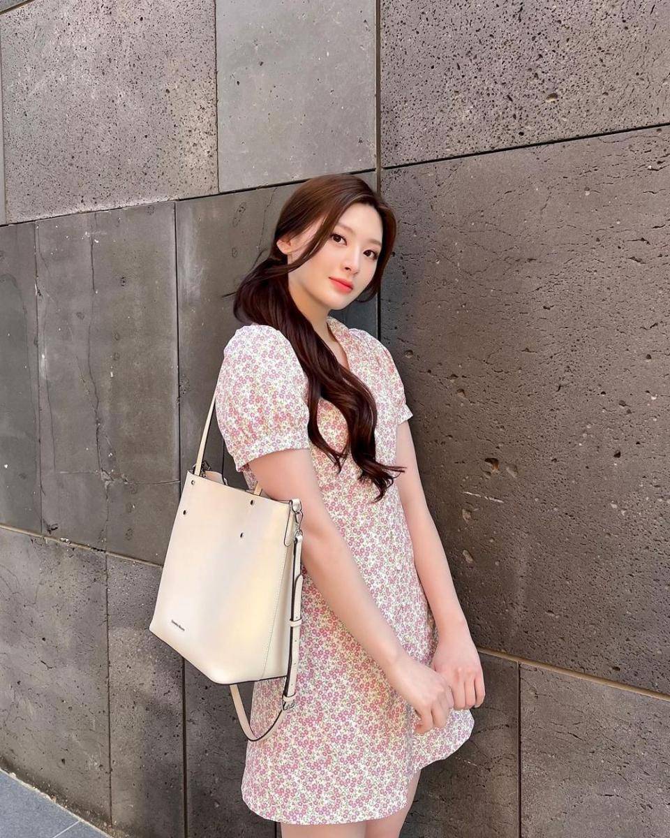 ide outfit Seeun STAYC (Instagram.com/stayc_highup)