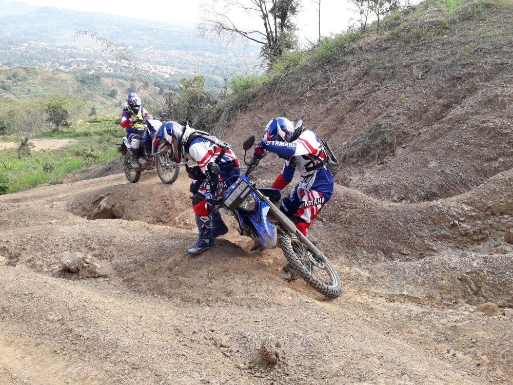 Cara Aman Mendirikan Motor yang Terjatuh di Jalur Off Road