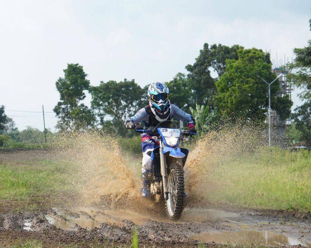 Ilustrasi trabasan naik motor trail (Dok. Yamaha)