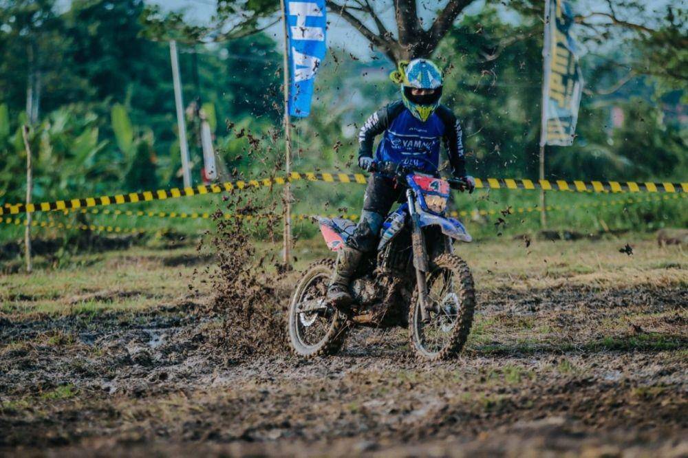 Kalau terjatuh dari motor trail, jangan segan minta bantuan dari teman (Dok. Yamaha)