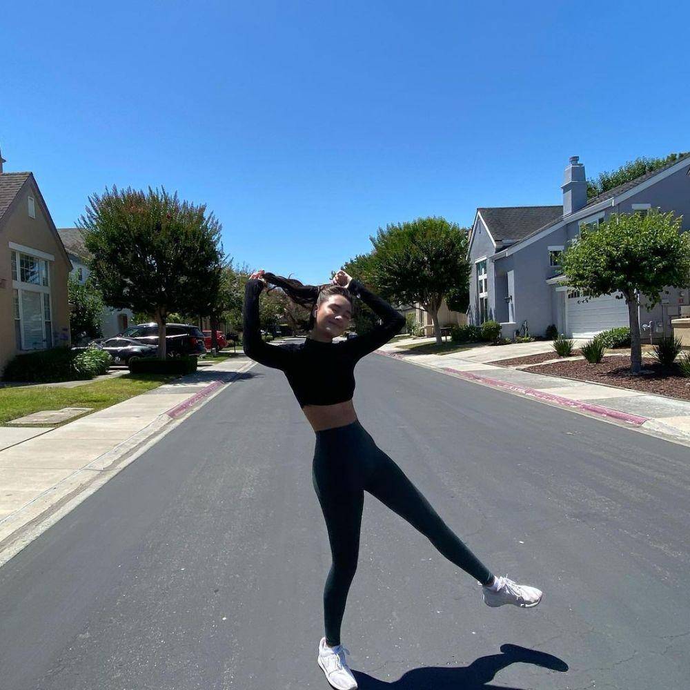 mix and match crop top ala Caitlin Halderman (instagram.com/caitlinhalderman)