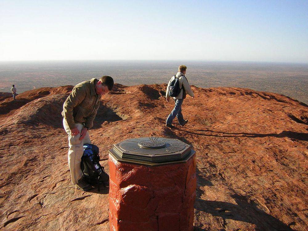 potret pengunjung pada puncak Uluru (commons.wikimedia.org/Kotaro - User: (WT-shared) 耕太郎 at wts wikivoyage)