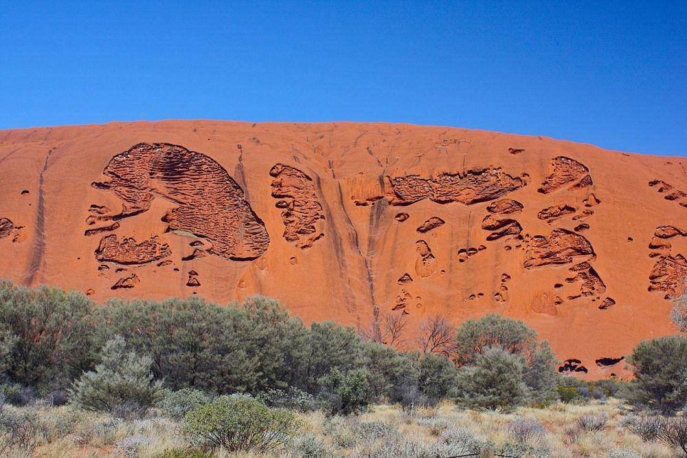 detail permukaan Uluru (/commons.wikimedia.org/Thesupermat2)