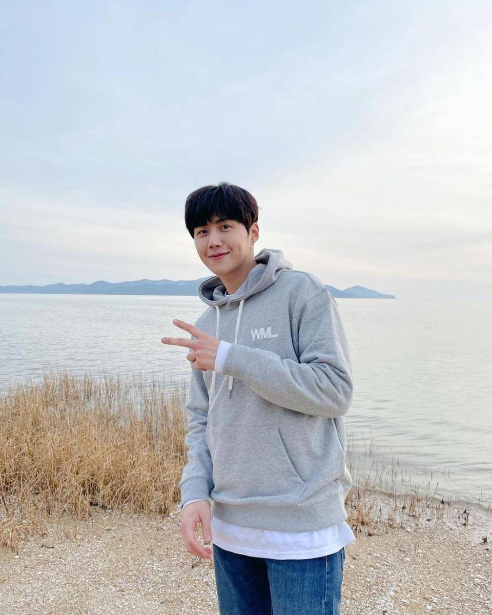 Kim Seon Ho ( instagram.com/seonho__kim/ )