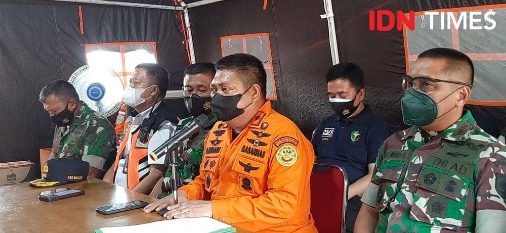 Kepala Basarnas Sulsel, Djunaidi menutup proses pencarian korban KMN Ladang Pertiwi 2 saat konferensi pers, Senin (6/6/2022). Dahrul Amri/IDN Times Sulsel
