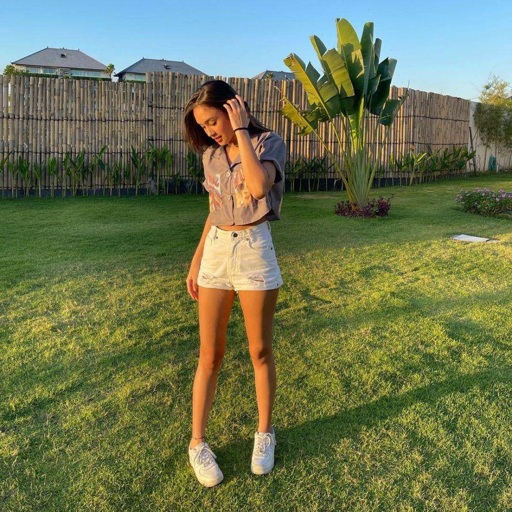 mix and match crop top ala Caitlin Halderman (instagram.com/caitlinhalderman)