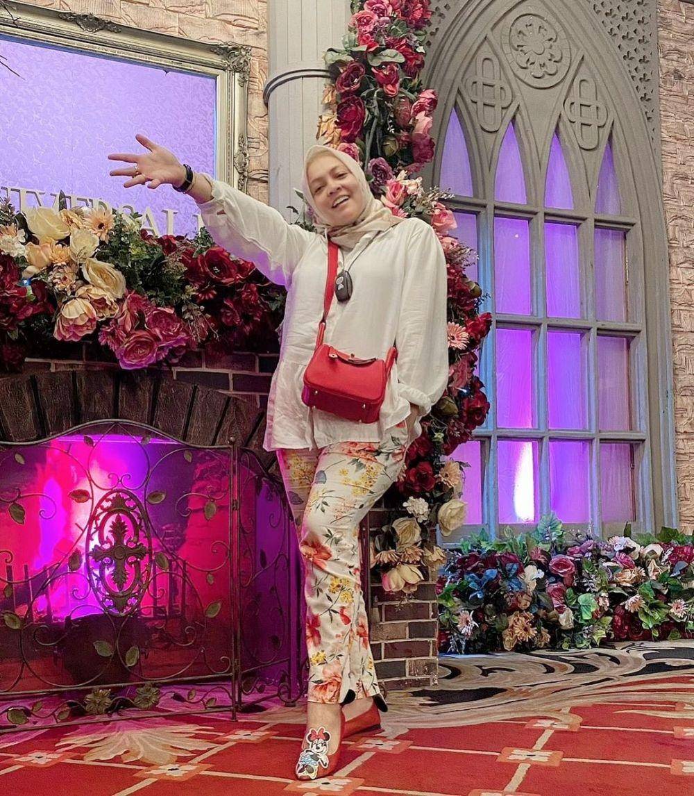 OOTD hijab dan shirt ala Astrid Kuya (instagram.com/astridkuya)