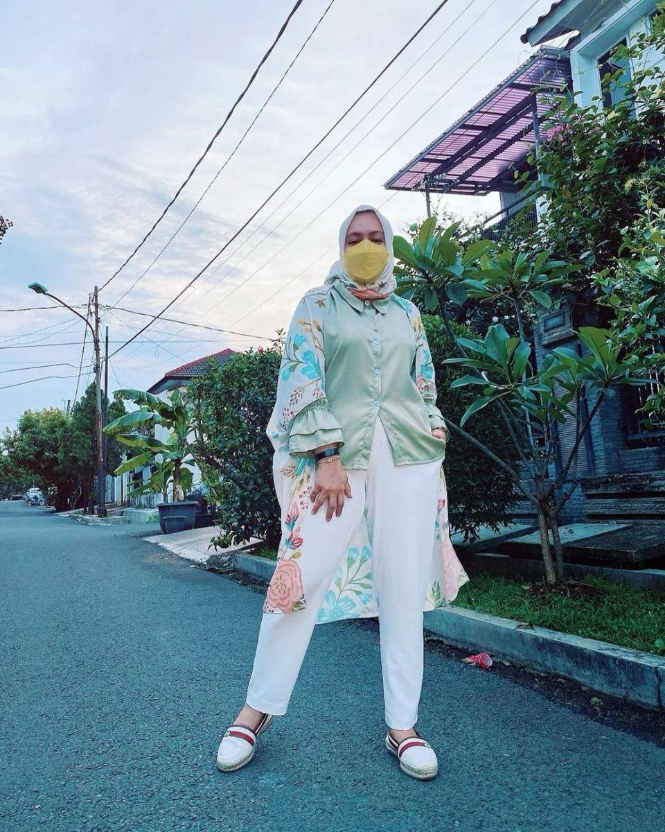 OOTD hijab dan shirt ala Astrid Kuya (instagram.com/astridkuya)