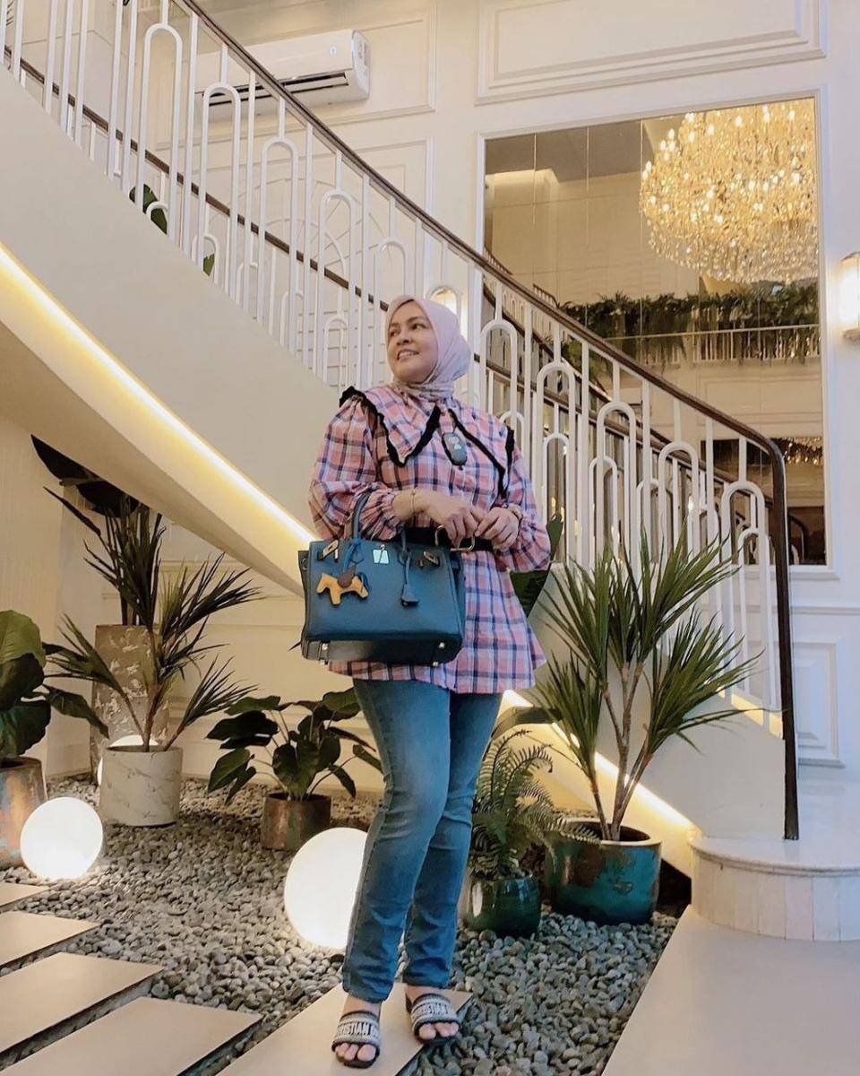 OOTD hijab dan shirt ala Astrid Kuya (instagram.com/astridkuya)