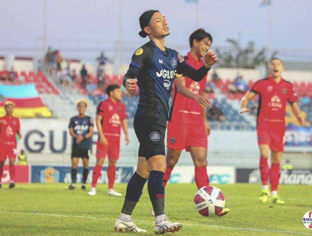 Kenzo Nambu saat masih memperkuat Rayong FC di Thai League musim 2021/22. (Instagram.com/kenzo.nambu39)