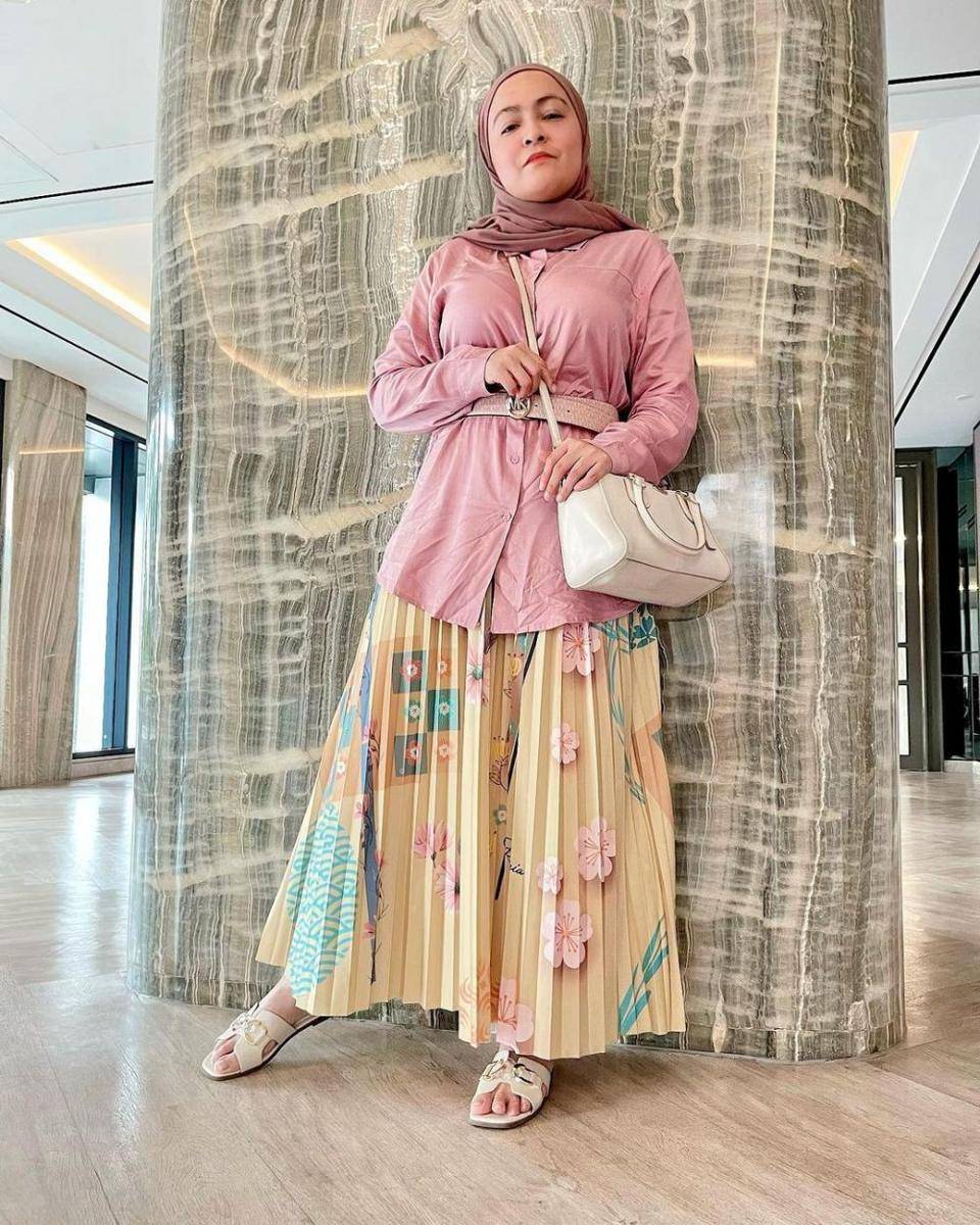 OOTD hijab dan shirt ala Astrid Kuya (instagram.com/astridkuya)