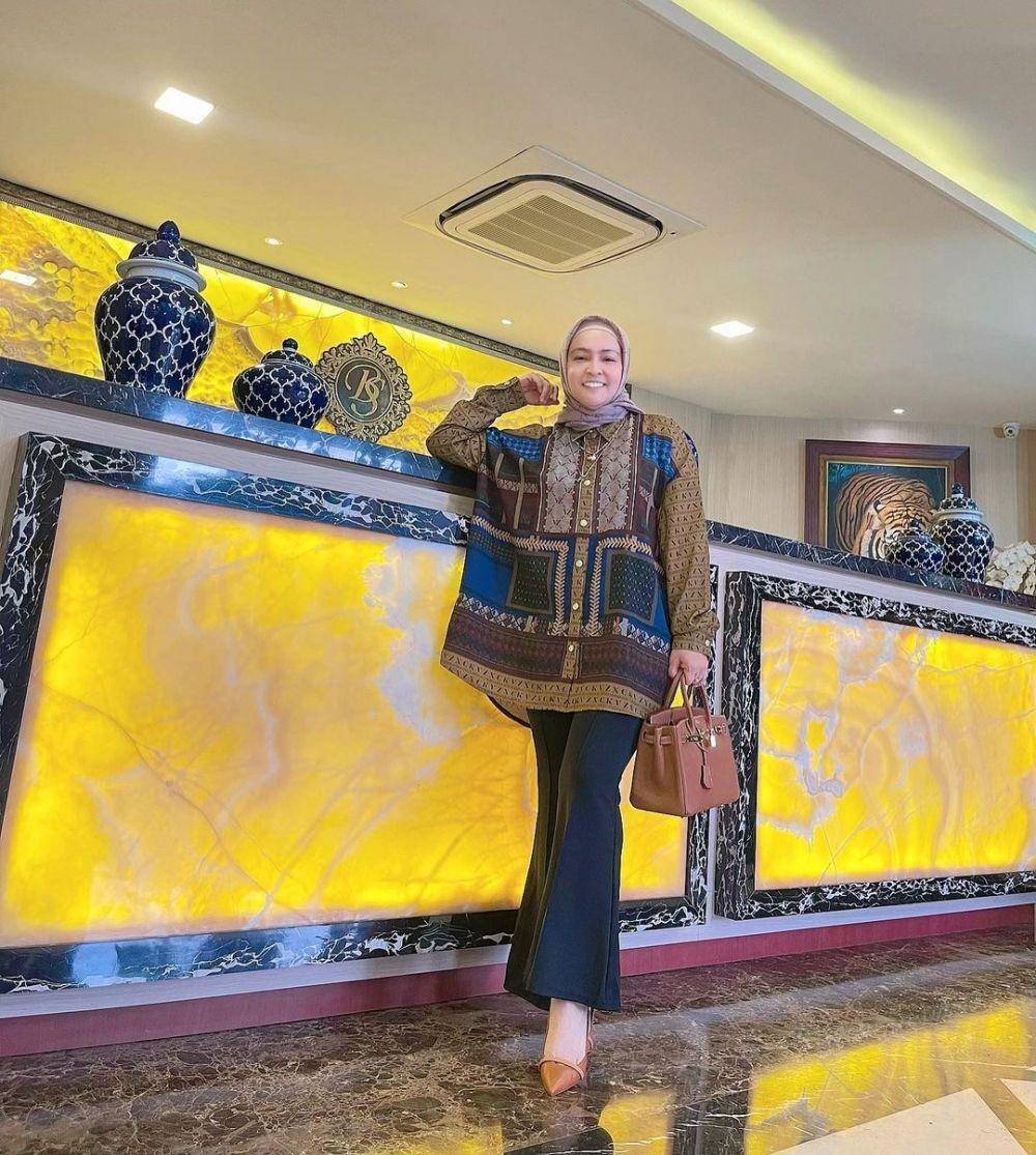 OOTD hijab dan shirt ala Astrid Kuya (instagram.com/astridkuya)