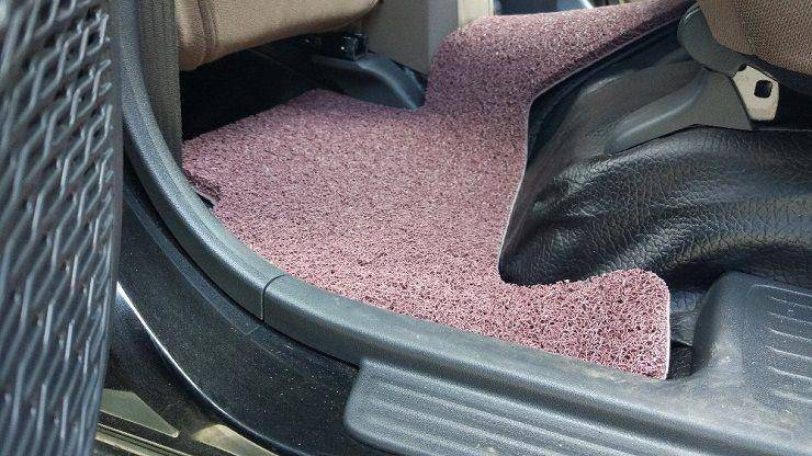 Ilustrasi karpet mobil PVC (review.bukalapak.com)