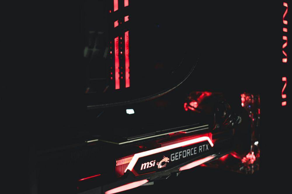 ilustrasi kartu grafik jenis NVIDIA RTX yang terpasang di PC (unsplash.com/Florian Olivo)