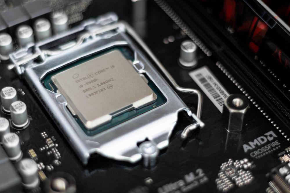 ilustrasi prosesor Intel Core i9-9900K (unsplash.com/Christian Wiediger)
