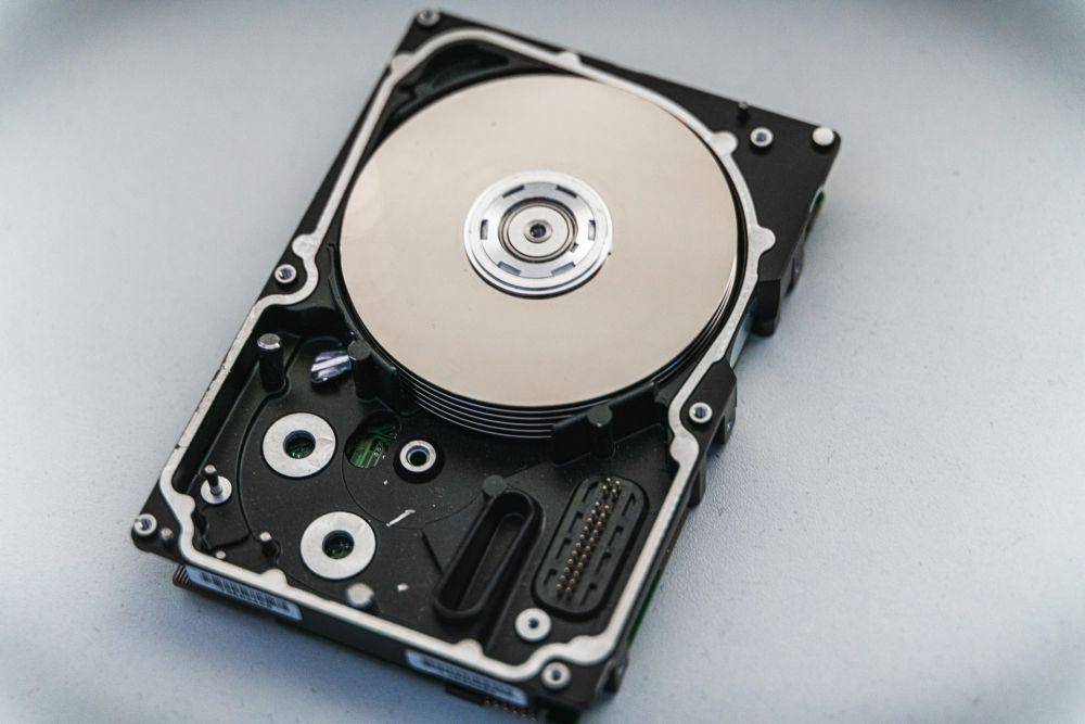 ilustrasi komponen HDD (unsplash.com/Nick van der Ende)