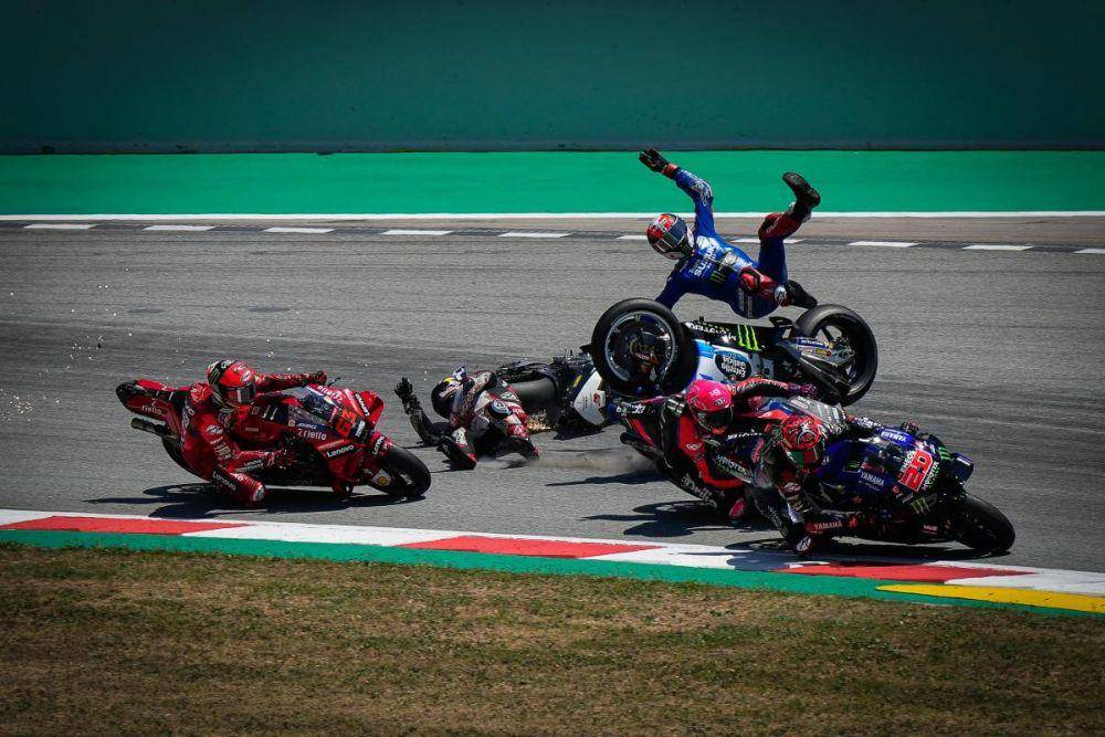 Kecelakaan yang melibatkan Takaaki Nakagami, Alex Rins, dan Francesco Bagnaia di Sirkuit Catalunya. (motogp.com)