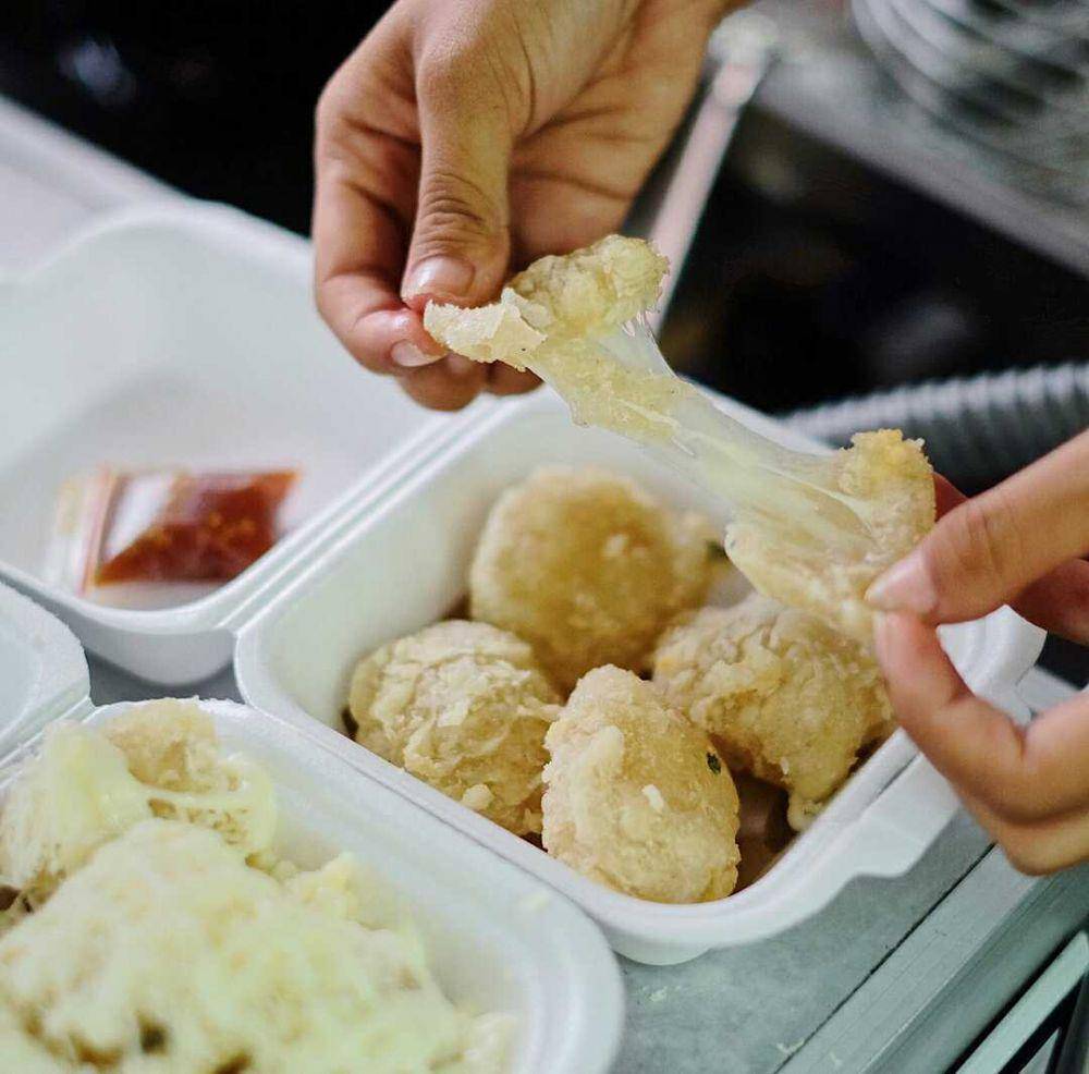 cireng isi mozarella (instagram.com/kulinersby)