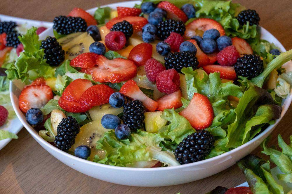ilustrasi salad buah (pexels.com/id-id/joostvanos)