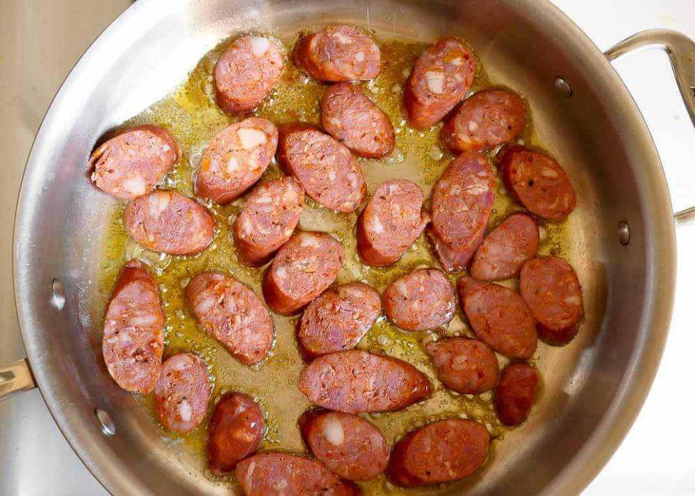 ilustrasi menumis sosis (whatsinthepan.com)