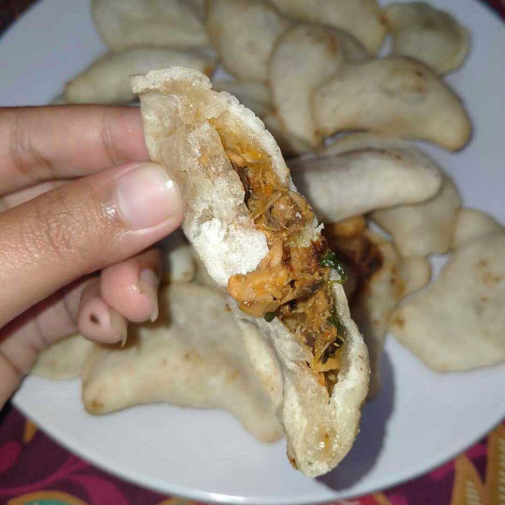 cireng isi tongkol suwir (instagram.com/kartikaa_nasa)