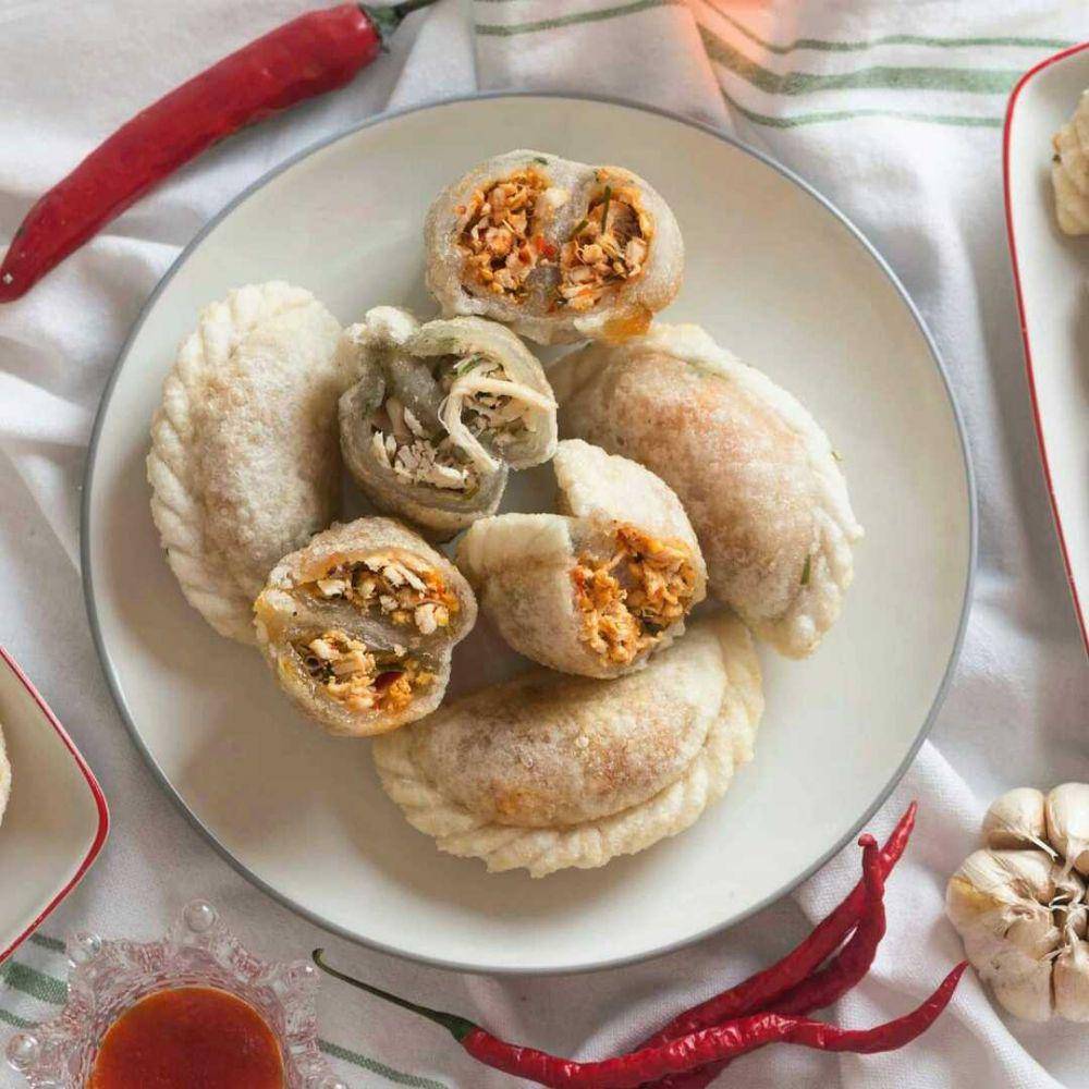 cireng isi ayam suwir (instagram.com/christabellenanetta)