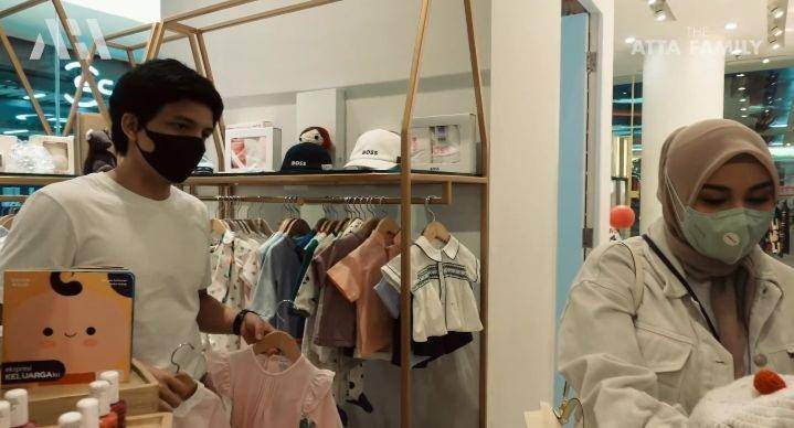 potret baby Ameena borong baju (youtube.com/AH)