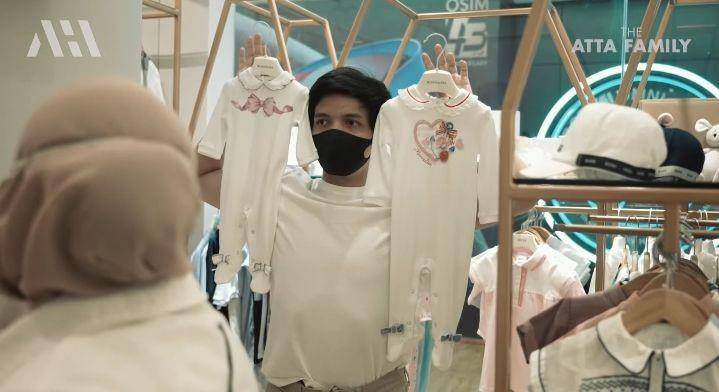 potret baby Ameena borong baju (youtube.com/AH)