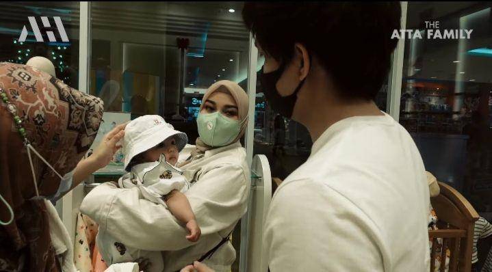 potret baby Ameena borong baju (youtube.com/AH)