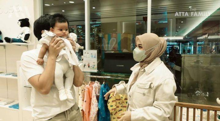 potret baby Ameena borong baju (youtube.com/AH)