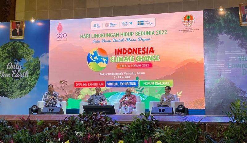 Direktur Bina Rencana Pemanfaatan Hutan Kementerian Lingkungan Hidup dan Kehutanan (KLHK) Drasospolino dalam diskusi Indonesia Climate Change Expo and Forum 2022 di Gedung Manggala Wanabakti, Jakarta, Senin (6/6/2022). (ANTARA/Frisca Triferna).