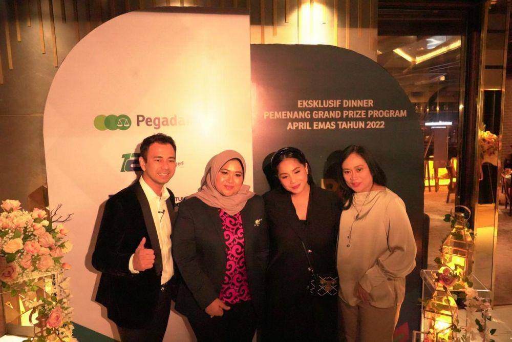 Pemenang undian program April Emas PT Pegadaian 2022 berkesempatan makan malam eksklusif bareng Raffi Ahmad dan Nagita Slavina, serta mendapat pengalaman untuk test drive supercar pada Sabtu, (4/6/2022) lalu. (dok. Pegadaian)