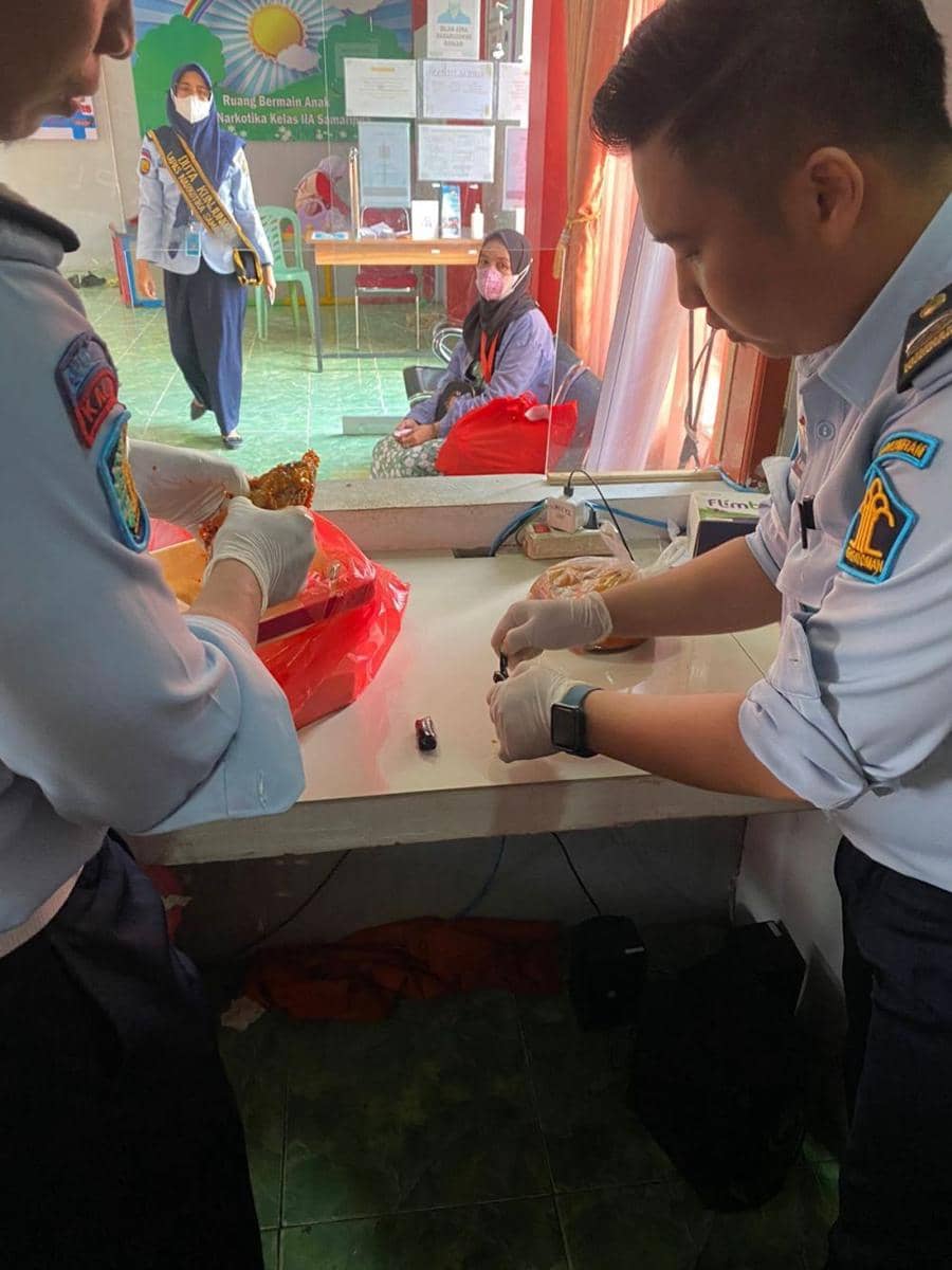 Petugas saat memeriksa makanan yang dibawa pengunjung (istimewa)