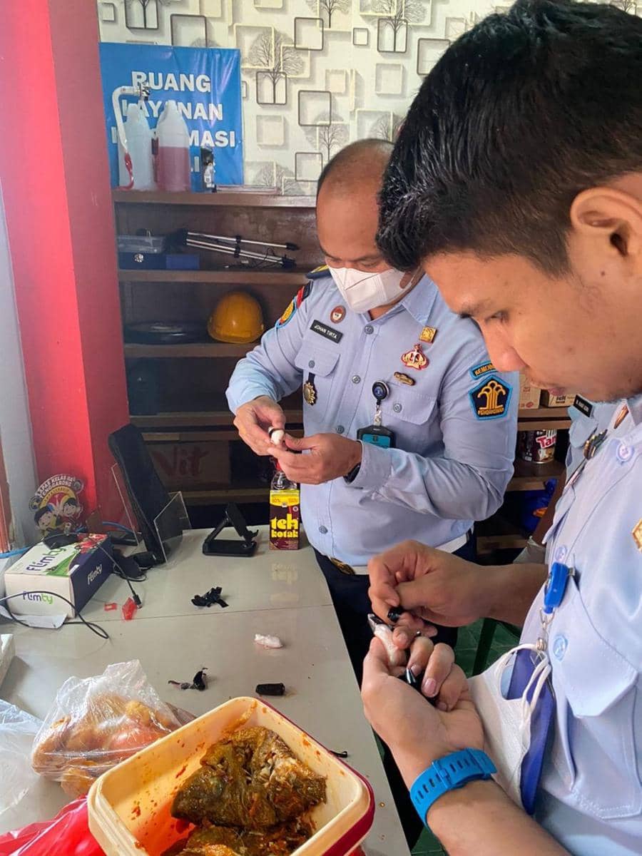 Petugas Lapas Narkotika saat temukan narkoba jenis sabu dalam olahan makanan ikan tuna (istimewa)