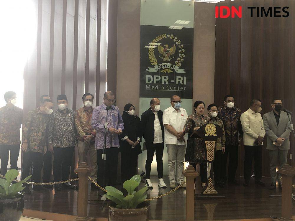 Ketua DPR RI Puan Maharani saat konferensi pers setelah bertemu dengan KPU di Kompleks Parlemen, Senayan, Jakarta Pusat, Senin (6/6/2022). (IDNTimes/Melani Putri)