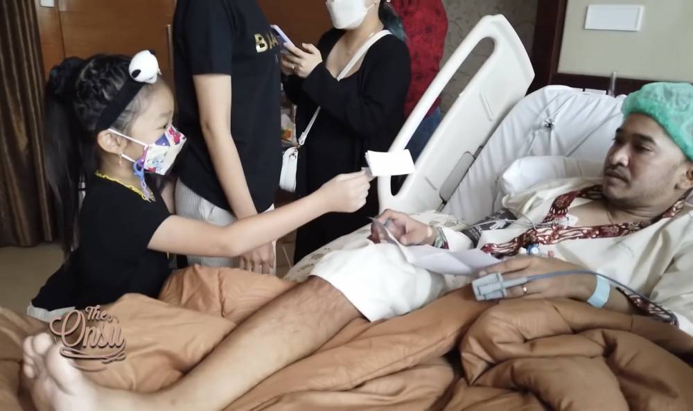 momen Thalia dan Thania jenguk Ruben Onsu di rumah sakit (youtube.com/theonsu)