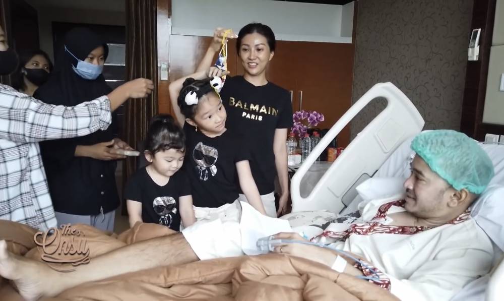 momen Thalia dan Thania jenguk Ruben Onsu di rumah sakit (youtube.com/theonsu)