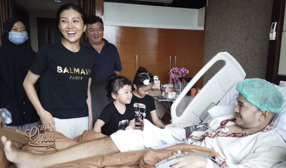 momen Thalia dan Thania jenguk Ruben Onsu di rumah sakit (youtube.com/theonsu)