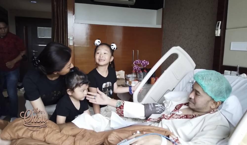 momen Thalia dan Thania jenguk Ruben Onsu di rumah sakit (youtube.com/theonsu)
