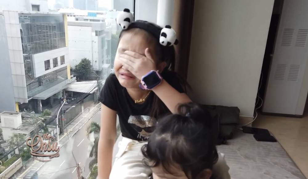 momen Thalia dan Thania jenguk Ruben Onsu di rumah sakit (youtube.com/theonsu)