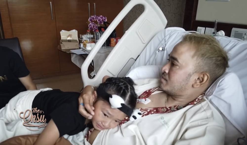 momen Thalia dan Thania jenguk Ruben Onsu di rumah sakit (youtube.com/theonsu)