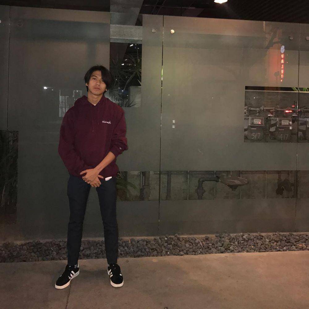 inspirasi outfit simpel dan kece ala Iqbaal Ramadhan (instagram.com/iqbaal.e)
