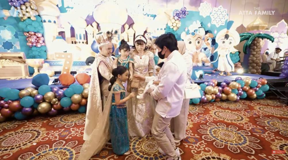 potret Ameena di ulang tahun Thalia dan Thania (YouTube.com/AH)