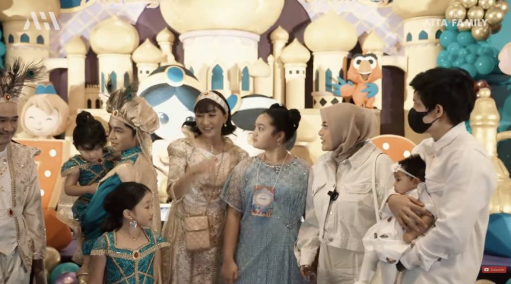 potret Ameena di ulang tahun Thalia dan Thania (YouTube.com/AH)