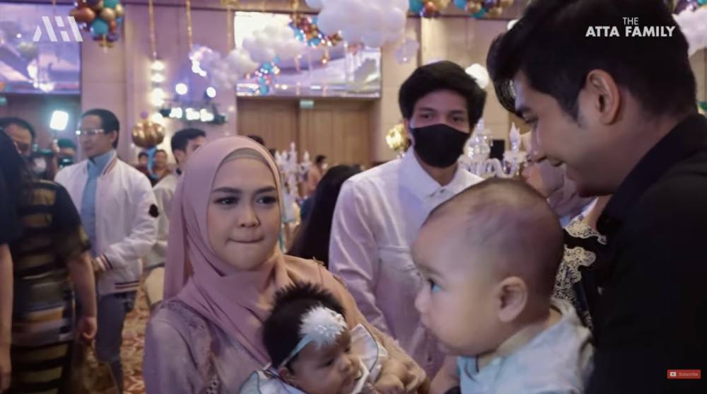 potret Ameena di ulang tahun Thalia dan Thania (YouTube.com/AH)