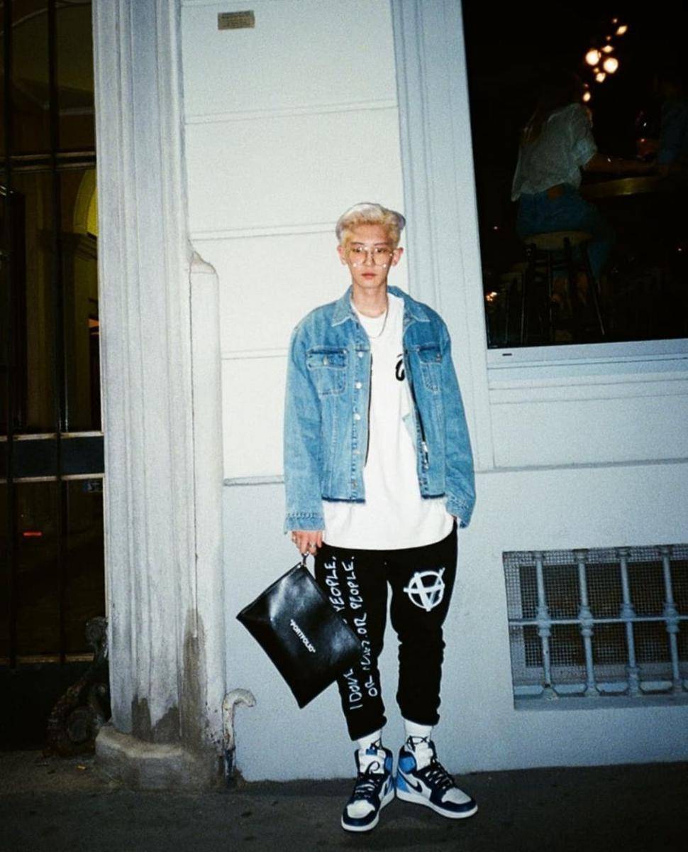 Padu padan white t-shirt ala member exo (instagram.com/weareone.exo)