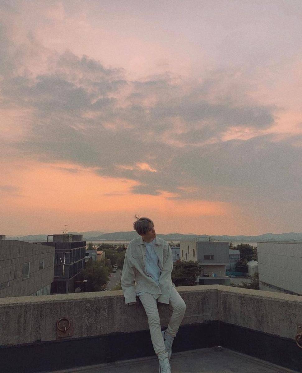 Padu padan white t-shirt ala member exo (instagram.com/weareone.exo)