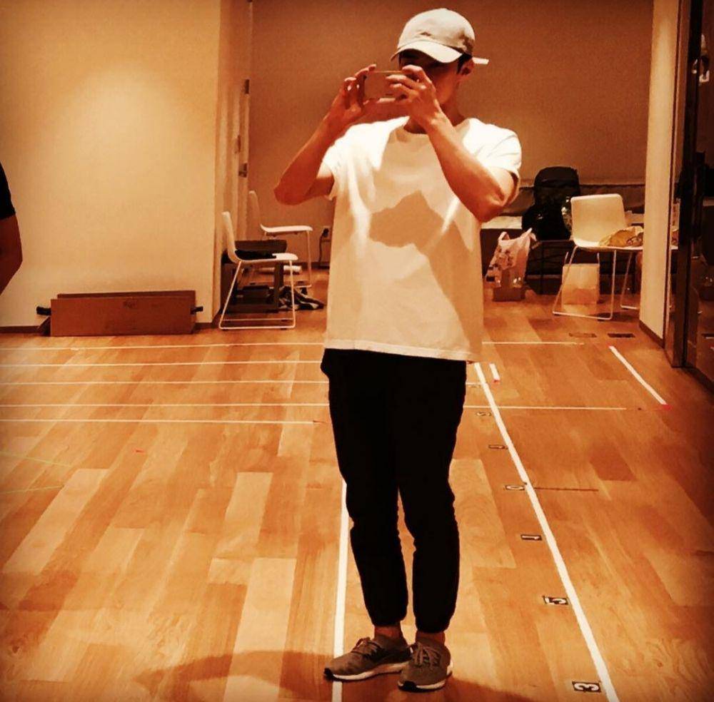 Padu padan white t-shirt ala member exo (instagram.com/weareone.exo)