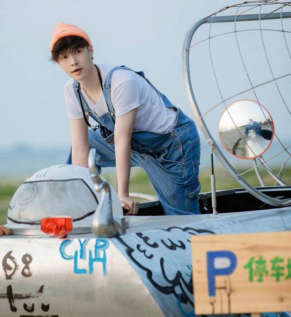 Padu padan white t-shirt ala member exo (instagram.com/weareone.exo)